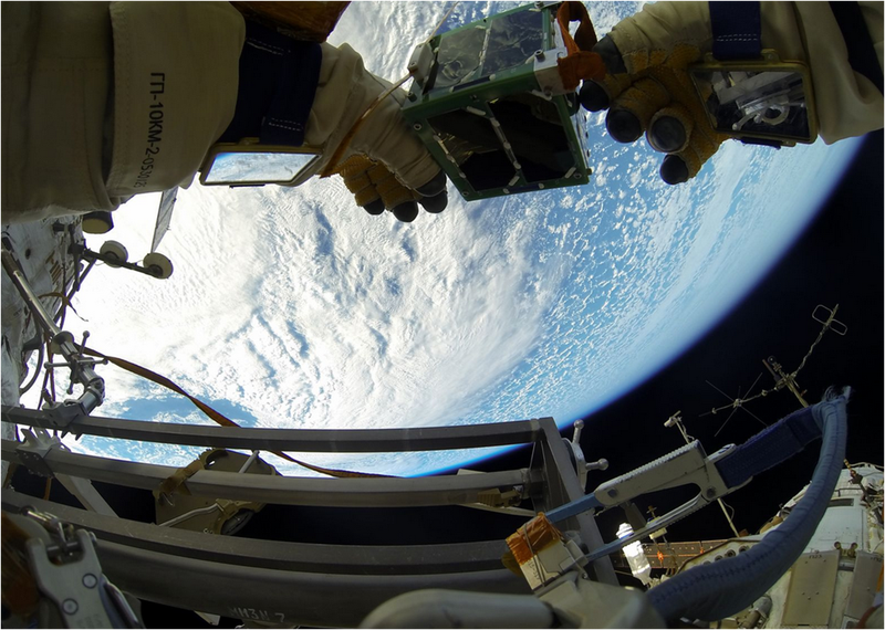 Illustration for article titled Asà despliega un astronauta un nanosatélite en el espacio